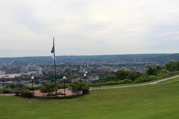 Obraz premium The cityscape from a park on a hill above the city.