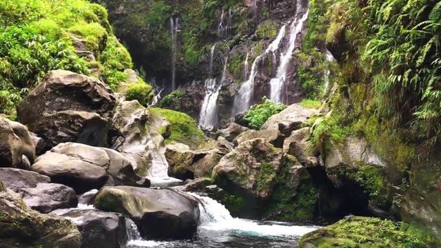 Vid&eacute;o Cascade langevin grandiose en travelling
