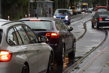 Straßenverkehr im Regen