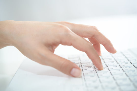ノートパソコンを操作する女性の手