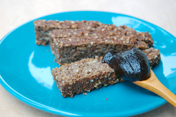 Honey and nut bars with sunflower seeds