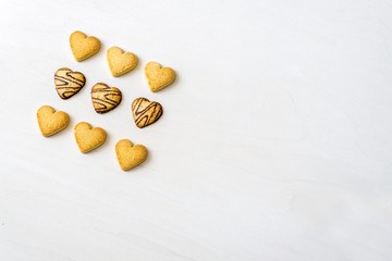 Gebäck Kekse mit Schokolade in Herzform liegen nach dem Backen dekorativ präsentiert