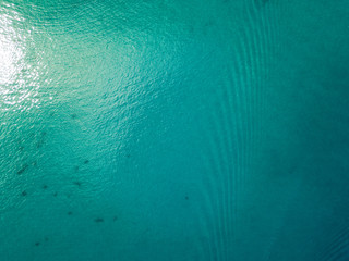 Vista aerea di scogli sul mare. Panoramica del fondo marino visto dall&rsquo;alto, acqua trasparente