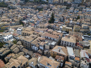 Fototapeta premium Vista aerea di Pizzo Calabro, Calabria, Italia. Case sulla roccia viste dal mare.