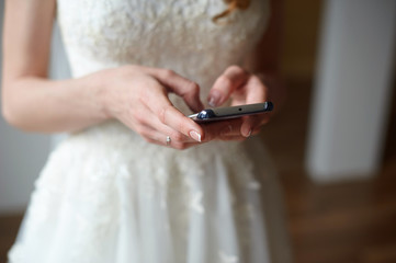 Obraz na płótnie Canvas bride with the phone typing a message