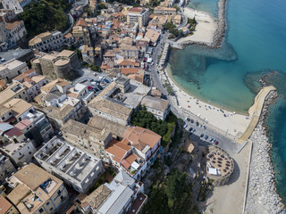 Vista aerea di Pizzo Calabro, molo, castello, Calabria, turismo Italia. Vista panoramica dal mare....