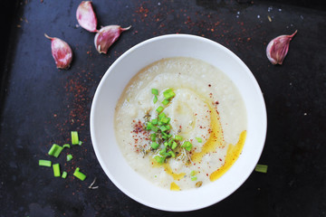 healthy creamy cauloflower garlic soup