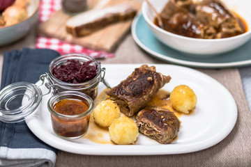 Rinderroulade nach Hausmannsart mit Rotkohl und Kartoffelklößen.