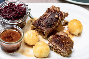 Rinderroulade nach Hausmannsart mit Rotkohl und Kartoffelklößen.