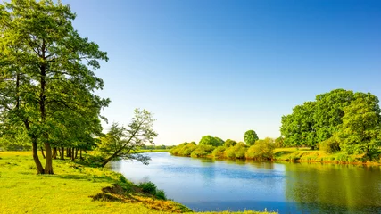 Foto op Plexiglas Sommerliche Landschaft mit Wiesen und Fluss © Günter Albers