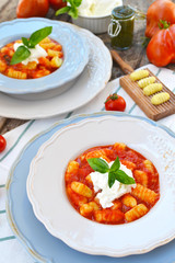 Gnocchi al sugo di pomodoro, pesto e burrata