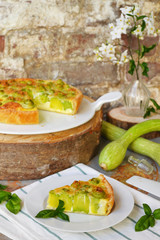 Torta salata con pasta sfoglia, zucchine, uova e formaggio