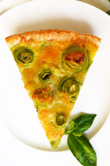 Torta salata con pasta sfoglia, zucchine, uova e formaggio