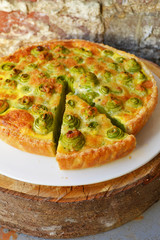 Torta salata con pasta sfoglia, zucchine, uova e formaggio