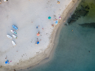 Vista aerea di una spiaggia e di un molo con canoe, barche e ombrelloni. Pizzo Calabro, Calabria, Italia