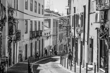 Naklejka premium Udekorowane uliczki na wzgórzu Alfama w Lizbonie - LIZBONA / PORTUGALIA - 17 CZERWCA 2017