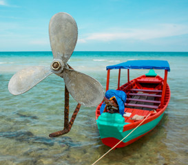 colourful wooden boat in the sea - Boot, Strand und Meer 