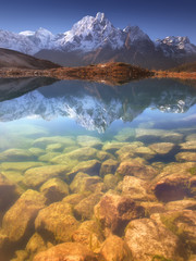 Nepal, Region Manaslu, eine Spiegelung im Bimtang-See (3.680 m) des Phungi-Gipfels (6.538 m) in der Mitte und des Mansiri Himal (7.059 m) auf der linken Seite..