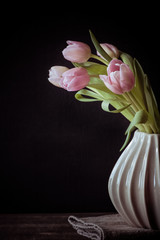Rosa Tulpen in der Vase (Stillleben)