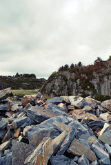 Obraz premium steinige Landschaft an einem Fjord bei Bergen in Norwegen