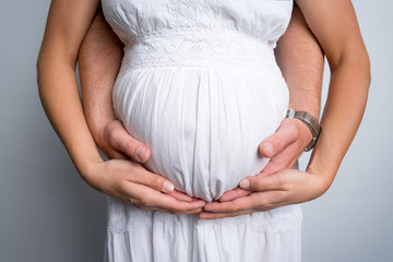 Bauch einer Schwangeren von Partner gehalten