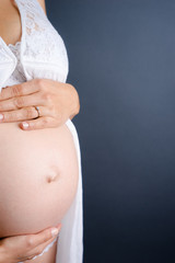 Bauch einer Schwangeren von Partner gehalten