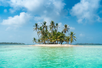 Paradisische Insel und Strand in Guna Yala, San Blas Inseln, Panama - obrazy, fototapety, plakaty