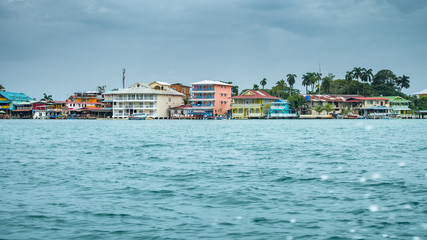 Fototapeta premium Farbenfrohe Fassaden von Bocas Town, Bocas del Toro, Panama
