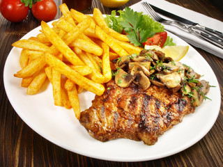 Steak vom Schwein mit Pommes Frites und Pilze