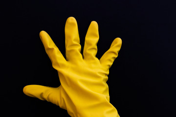 F&uuml;nf Finger im gelben Handschuh