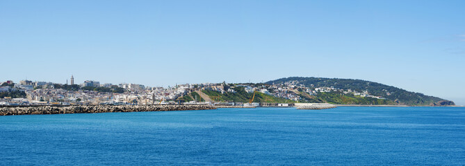Marocco: porto e skyline di Tangeri, città marocchina sulla costa del Maghreb all'entrata...