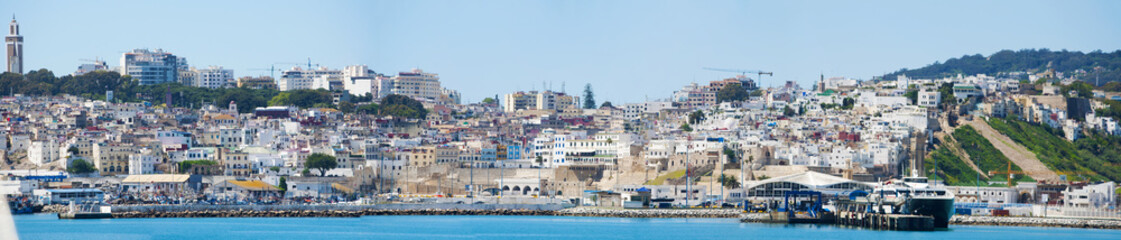 Fototapeta na wymiar Marocco: porto e skyline di Tangeri, città marocchina sulla costa del Maghreb all'entrata occidentale dello stretto di Gibilterra, dove il Mar Mediterraneo incontra l'Oceano Atlantico