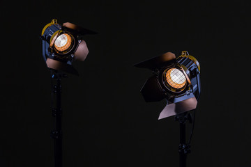 Two halogen spotlights with Fresnel lenses. Shooting in the Studio or in the interior. TV, movies,...