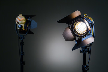 Two halogen spotlights with Fresnel lenses. Shooting in the Studio or in the interior. TV, movies,...
