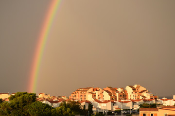 Arc en ciel sur la Méditerranée à Port Leucate, Aude, Occitanie.
