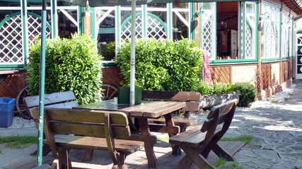 Holzst&uuml;hle in einer Heuriger bei Krems in &Ouml;sterreich
