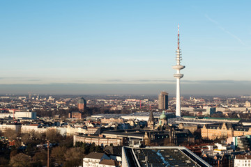 Fototapeta premium Hamburg TV tower panorama z błękitne niebo