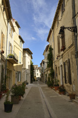 Fototapeta na wymiar Rue du centre-ville ancien d’Arles (13), France - Street in old downtown Arles, Provence, France 