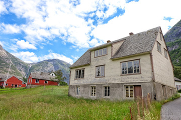 Fototapeta na wymiar Verlassenes Haus in Geiranger in Norwegen