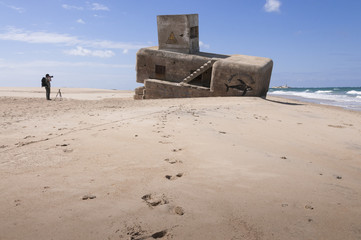 fotogarfo haciendo foto a bunker en la playa de campo soto,san fernando, cadiz © Jose R.Vazquez