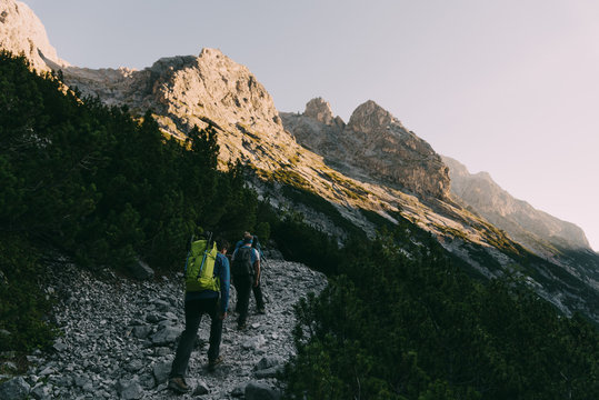 Wanderer im oberen Reintal auf dem Weg auf die Zugspitze, Deutschland
