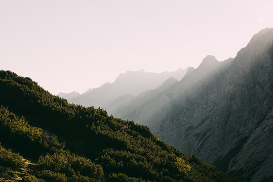 Sonnenaufgang im Hinteren Reintal am Fu&szlig;e der Zugspitze, Deutschland