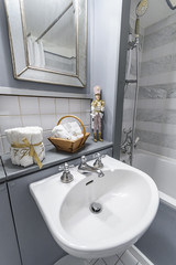 beautifuly dressed bathroom