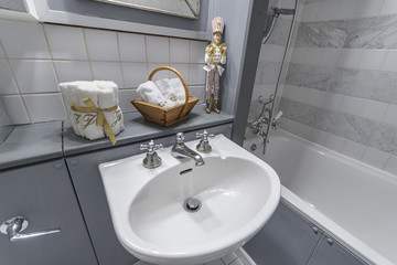 beautiful bathroom in Georgian colors