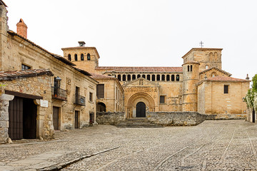 Fototapeta premium Colegiata de Santa Juliana en Santillana de Mar, Cantabria, España