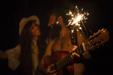 Obraz premium Friends playing with sparkles at the night