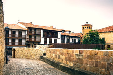 Fototapeta na wymiar Calles pintorescas y medievales en Santillana de Mar, Cantabria, España