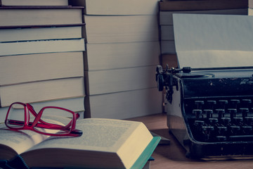 Biurko zapełnione książkami. © trojan74