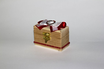 шкатулка с бантиком на белом фоне