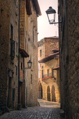 Calle pintoresca y medieval en Santillana de Mar, Cantabria, España